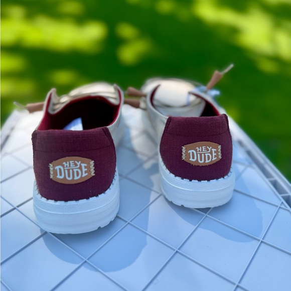 Hey Dude Tan White Maroon Wendy Chambray Boho Casual Moccasin Shoes New w/ Tags - Picture 10 of 14